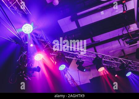 La luce spot in studio televisivo su soffitto Foto Stock