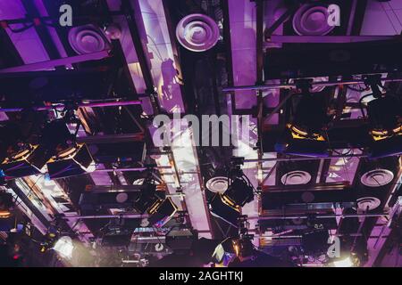 La luce spot in studio televisivo su soffitto Foto Stock