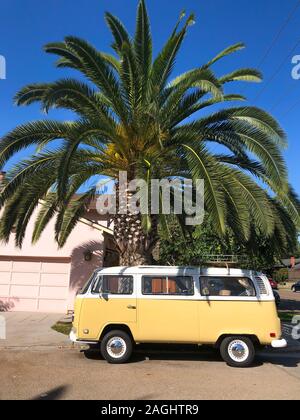 Classici beige e bianco vintage Volkswagen T1 camper parcheggiato di fronte alla casa rosa. San Diego, California, Stati Uniti d'America. Luglio 13th, 2019 Foto Stock