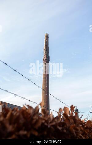 Vecchia lungo il camino in mattoni con le parole Ristorante contro il cielo blu,vecchia fabbrica industrie Foto Stock