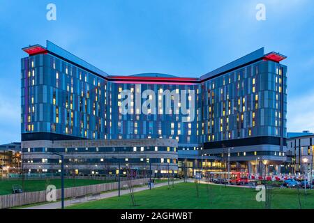 Vista del controverso nuovo super ospedale Queen Elizabeth University Hospital ( QEUH) a Glasgow, Scotland, Regno Unito Foto Stock