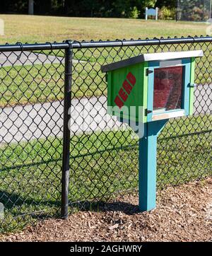 Un libro libero caso costruito in un parco locale in modo da la gente può scattare e condividere i libri. Foto Stock