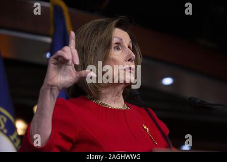 Washington, Distretto di Columbia, Stati Uniti d'America. Xix Dec, 2019. Altoparlante della Camera dei rappresentanti degli Stati Uniti Nancy Pelosi (Democratico della California) utilizza l per mano del perdente gesto come lei parla al suo settimanale conferenza stampa al Campidoglio di Washington, DC, Stati Uniti, giovedì, 19 dicembre 2019. La scorsa notte la Camera dei rappresentanti degli Stati Uniti ha approvato due articoli di impeachment contro il Presidente degli Stati Uniti, Trump. Credito: Stefani Reynolds/CNP/ZUMA filo/Alamy Live News Foto Stock