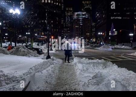 Stati Uniti d'America, Boston - Gennaio 2018 - Comuters truggle home anche se la neve nel centro cittadino di Boston Foto Stock