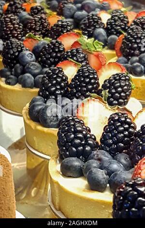 Stati Uniti d'America, Boston - Gennaio 2018 - dolci di ricotta conditi con frutti di bosco in vendita in una pasticceria locale Foto Stock
