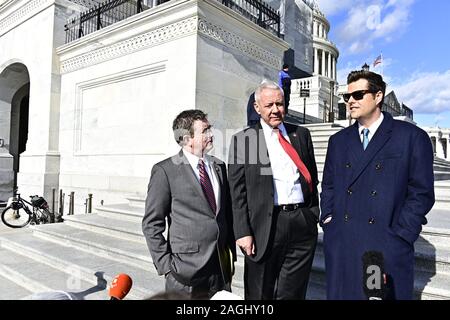 Washington, Distretto di Columbia, Stati Uniti d'America. Xviii Dicembre, 2019. Da sinistra a destra: il rappresentante degli Stati Uniti Thomas Massie (Repubblicano del Kentucky), rappresentante statunitense Ken Buck (Repubblicano del Colorado) e rappresentante statunitense Matt Gaetz (repubblicano della Florida) parlare ai giornalisti come preparare per salire la casa ci passi in Campidoglio degli Stati Uniti a partecipare alla casa noi impeachment dibattito in Washington, DC il Mercoledì, 18 dicembre 2019 Credit: Ron Sachs/CNP/ZUMA filo/Alamy Live News Foto Stock