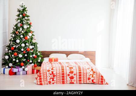 Natale camera da letto con letto doni anno nuovo cartolina ad albero Foto Stock