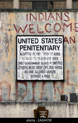 Segnale di avvertimento per il penitenziario di Alcatraz parete in San Francisco, Stati Uniti d'America Foto Stock