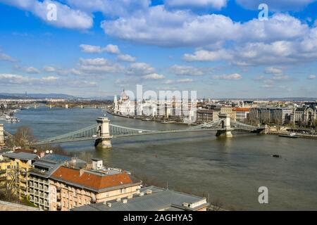 BUDAPEST, UNGHERIA - Marzo 2018: Cityscape di Budapest con il Danubio e il Ponte delle catene in primo piano. Foto Stock