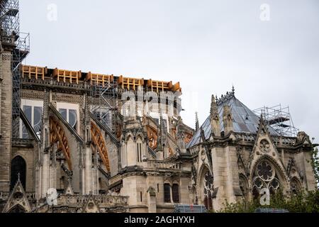 Parigi, Ile-de-France / Francia: La cattedrale di Notre-Dame bruciata sotto la pioggia Foto Stock