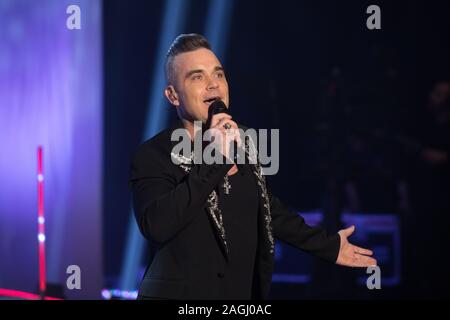 Robbie Williams compie durante le riprese per il Graham Norton Show alla BBC Studioworks 6 Centro Televisivo, Wood Lane, Londra, per essere messo in onda su BBC One il venerdì sera. Picture Data: giovedì 19 dicembre, 2019. Foto di credito dovrebbe leggere: immagini PA a nome della TV in modo Foto Stock