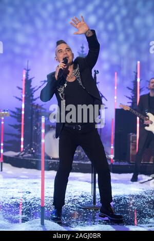 Robbie Williams compie durante le riprese per il Graham Norton Show alla BBC Studioworks 6 Centro Televisivo, Wood Lane, Londra, per essere messo in onda su BBC One il venerdì sera. Picture Data: giovedì 19 dicembre, 2019. Foto di credito dovrebbe leggere: immagini PA a nome della TV in modo Foto Stock