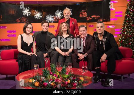 (Da sinistra a destra) Daisy Ridley, Henry Cavill, Ruth Jones, Rob Brydon e Robbie Williams con host Graham Norton durante le riprese per il Graham Norton Show alla BBC Studioworks 6 Centro Televisivo, Wood Lane, Londra, per essere messo in onda su BBC One il venerdì sera. Picture Data: giovedì 19 dicembre, 2019. Foto di credito dovrebbe leggere: immagini PA a nome della TV in modo Foto Stock