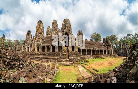 Paesaggio con tempio Bayon in Angkor Thom, Siem Reap, Cambogia Foto Stock