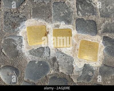 Segni ebraici sul muro e sul terreno come ricordo della Seconda guerra mondiale a Roma Foto Stock