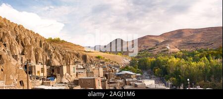 Kandovan è un antico borgo con case in montagna Foto Stock