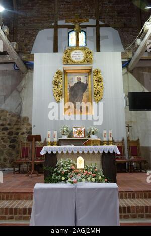 Chiesa Santuario prima di una cerimonia di matrimonio. Sedie vuote per la sposa e lo sposo Foto Stock