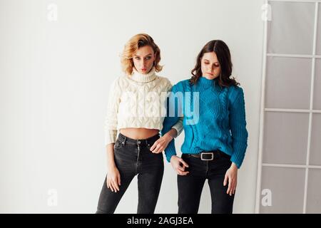 ritratto di una bella donna alla moda in un maglione viola Foto stock -  Alamy