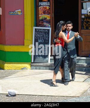 Paio di eseguire un tango tradizionale per le strade di Los Angeles Caminito, Buenos Aires, Argentina Foto Stock