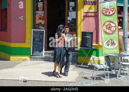 Paio di eseguire un tango tradizionale per le strade di Los Angeles Caminito, Buenos Aires, Argentina Foto Stock