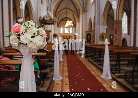Chiesa Santuario prima di una cerimonia di matrimonio. Sedie vuote per la sposa e lo sposo Foto Stock