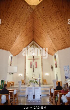 Chiesa Santuario prima di una cerimonia di matrimonio. Sedie vuote per la sposa e lo sposo Foto Stock