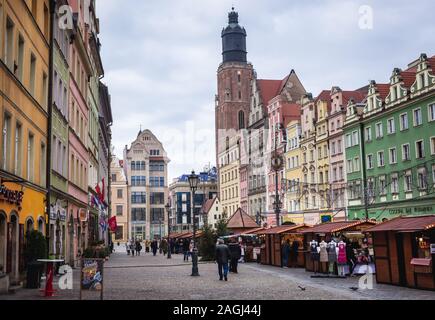 Sorge su di un tradizionale mercatino di Natale sulla Città Vecchia di Wroclaw in Slesia regione della Polonia, con vista chiesa di Santa Elisabetta Foto Stock