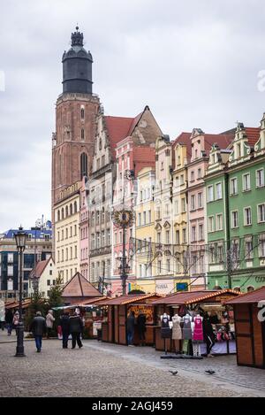 Sorge su di un tradizionale mercatino di Natale sulla Città Vecchia di Wroclaw in Slesia regione della Polonia, con vista chiesa di Santa Elisabetta Foto Stock