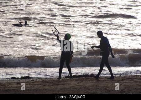 Exmouth kitesurf, Kitesurfer stagliano contro il Mare d'argento su un giorno inverni. Devon, Regno Unito Foto Stock