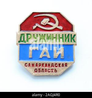 Badge del Druzhinnik di GAI (polizia stradale) nella regione di Samarcanda, Uzbekistan in 1980s. Foto Stock