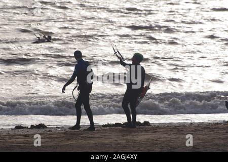 Exmouth kitesurf, Kitesurfer stagliano contro il Mare d'argento su un giorno inverni. Devon, Regno Unito Foto Stock