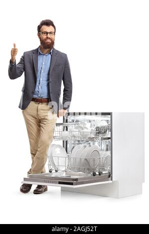 A piena lunghezza Ritratto di un uomo barbuto con una lavastoviglie mostrante un pollice in alto segno isolato su sfondo bianco Foto Stock
