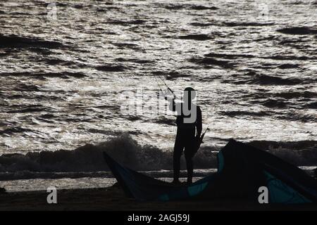 Exmouth kitesurf, Kitesurfer stagliano contro il Mare d'argento su un giorno inverni. Devon, Regno Unito Foto Stock
