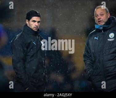 Oxford, Regno Unito. Xviii Dicembre, 2019. Città uomo assistant manager Mikel ARTETA & Man City coach Rodolfo Borrell durante la Coppa Carabao QF match tra Oxford United e il Manchester City al Kassam Stadium, Oxford, Inghilterra il 18 dicembre 2019. Foto di Andy Rowland. Credito: prime immagini multimediali/Alamy Live News Foto Stock