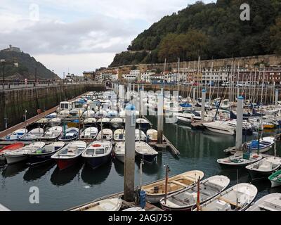 Ranghi di barche a ponte bianco in molo / marina imballato (Kaia) in Kontza Bay nella città vecchia, San Sebastian, Spagna settentrionale, Europa Foto Stock