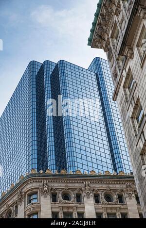 Vetro moderno sky raschiatore dietro alcuni vecchi edifici in Boston, MA, Stati Uniti d'America Foto Stock