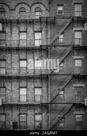 Ferro battuto scale su un edificio di Boston, MA, le scuole universitarie professionali Foto Stock