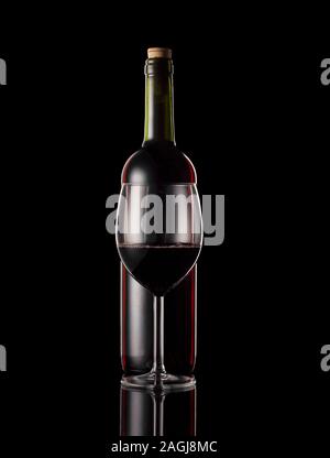 Rosso bottiglia di vino e il vetro con sfondo nero e illuminazione di RIM. Foto Stock