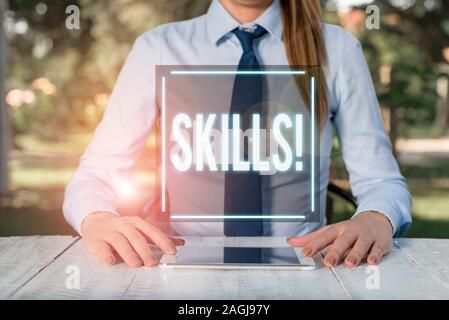 Segno di testo che mostra le competenze. Business photo testo possibilità di fare qualcosa di molto bene dalla natura business femmina la persona seduta al tavolo e azienda mobili phon Foto Stock