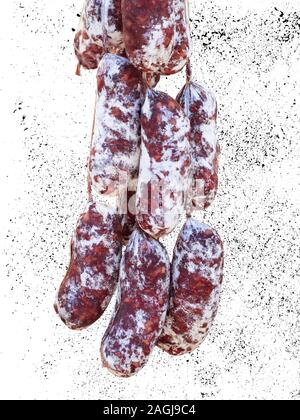 Salame preparato con carne di maiale appeso a stagionare Foto Stock