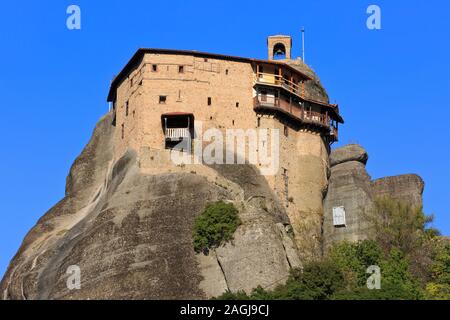 Un ascensore portando forniture fino al monastero del XVI secolo di San Nicola Anapausas (1527), un sito Patrimonio Mondiale dell'UNESCO, in Meteora, Grecia Foto Stock