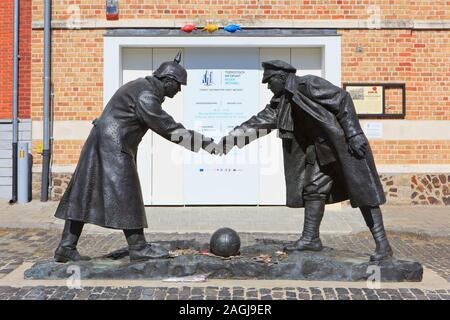 Un memoriale per i tedeschi, britannici e soldati francesi che agitato le mani e il calcio giocato durante la tregua di Natale del 1914 a Messines, Belgio Foto Stock