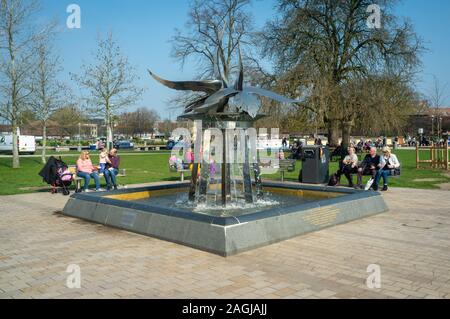 Turisti che si godono una giornata fuori in Bancroft giardini, Stratford upon Avon, Regno Unito Foto Stock