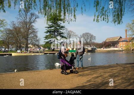 British famiglia asiatica godendo una giornata fuori a Stratford upon Avon, Regno Unito Foto Stock