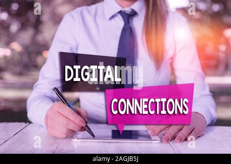 Testo della scrittura connessioni digitali. Foto concettuale il modo online per esplorare e costruire relazioni aziendali femmina la persona seduta al tavolo e h Foto Stock