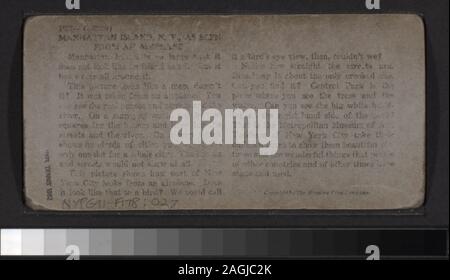 Sull'isola di Manhattan, NY, come visto da un aeroplano viste generali di Manhattan, New York City: principalmente la parte inferiore di Manhattan dal Post Office, le Tribune Building, dal Ponte di Brooklyn Bridge Tower, Western Union Building, la Torre Shot, il prodotto Exchange e altre posizioni, e una vista di Central Park e i quartieri adiacenti da un aereo e uno che guarda a nord-est dal Flatiron Building. Include viste da Anthony, Campbell, Kilburn fratelli e altri fotografi ed editori. Robert Dennis raccolta di vista stereoscopica. Alcune viste hanno tax timbri apposti. Titolo ideato da cat Foto Stock