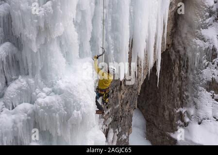 Il Parco Nazionale di Banff, Alberta, Canada - 15 dicembre 2019: un maschio da solista ice climber lavora il suo modo superiore congelato cade nel Canyon Johnston Foto Stock