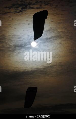 Exmouth Kitesurf in inverni un giorno. Devon, Regno Unito. Il KiteSurfing paracadute contro un drammatico cielo nuvoloso. Foto Stock