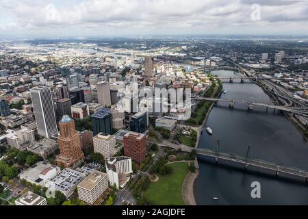 Vista aerea del Fiume Williamette, edifici, ponti e strade nel centro di Portland, Oregon, Stati Uniti d'America. Foto Stock