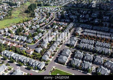 Vista aerea del suburbano di strade e di case vicino a Portland, Oregon, Stati Uniti d'America. Foto Stock